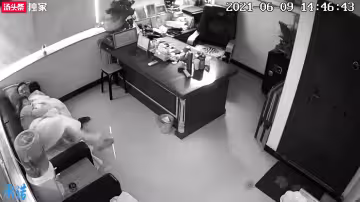 辦公室攝像頭鎮上的領導和大姐辦公室偷情悲劇了