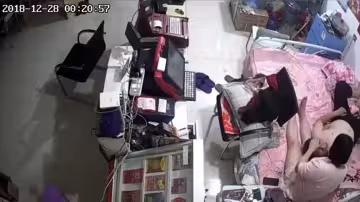 居家攝像頭～一對情婦在店內激情啪啪