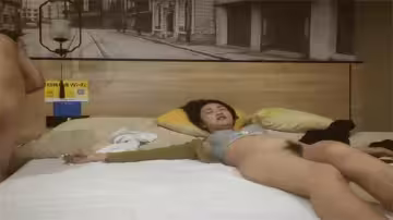 老公常年出差饑渴少婦約炮求喂飽，淫穴被操到高潮噴水！