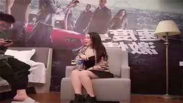 約炮網紅臉極品女，沙發激情調教，手指狂摳嫩穴