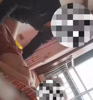 海角社區.強行破處放學回家的親閨女死活不讓脫褲子