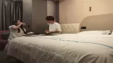 鍾愛熟女-小伙愛坦克約炮肉感肥臀騷婦換上絲襪女僕裝激情開操
