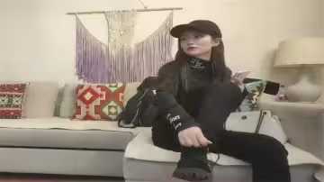 约炮实录：极品黑丝外围女床上骚叫不停