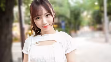 SIRO-5593 一位擁有娃娃臉的美少女隱藏著她的終極武器：她那對碩大的乳頭！福