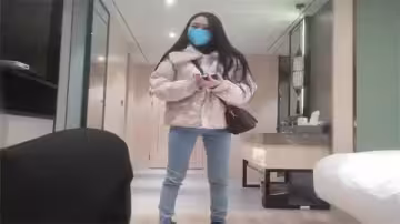 私約纖瘦美眉激情交合，狂野啪啪聲浪徹夜不息！