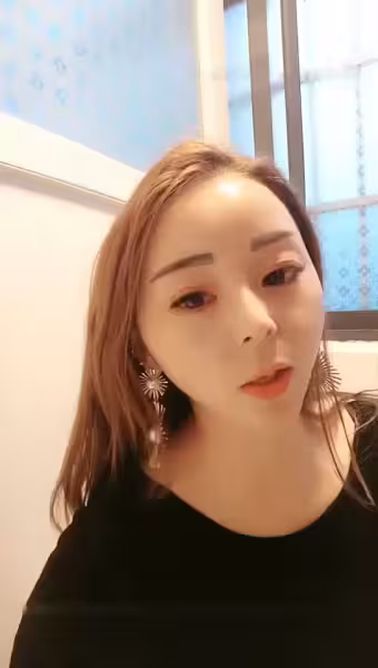 漂亮女直播偷吃路人雞巴1