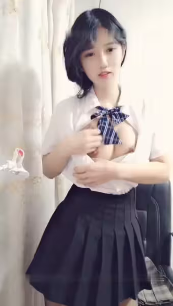 漂亮清純妹子直播搔首弄姿摸胸翹臀