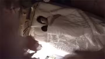 不良酒店偷拍實錄：鮮嫩學妹被巨根男友操得浪叫連連！