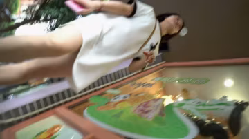 街頭偷拍大T恤美少婦與男友約會 若隱若現的誘惑讓人慾罷不能
