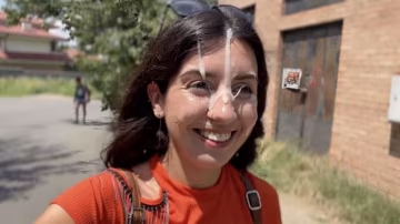 瘋狂女孩在灌木叢里口交，顏射後在大庭廣眾之下行走