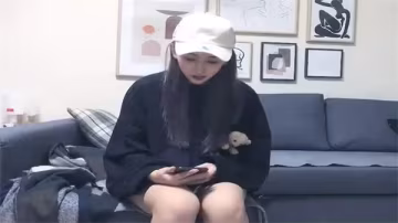 戴帽少女接客生澀，笨拙動作更撩人！