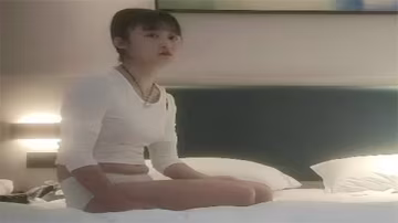老憨狂享極品嫩妹小姐姐，激情尋歡誘惑無限。