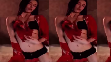 鬥魚主播艾可樂抹油巨乳誘惑：乳溝雙指挑逗，脫衣舞高潮定製