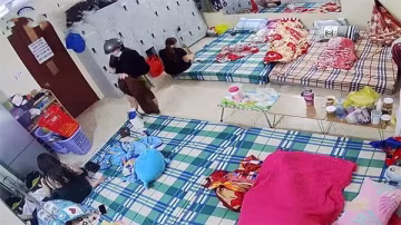 【監控流出】高端沐足店極品技師睡前更衣嬉鬧！絕美身材讓人血脈賁張
