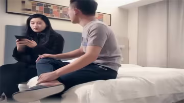 初下海兼職外圍御姐！黑絲誘惑遭撲倒強吻，粗暴抓揉巨乳狂吸舔呻吟