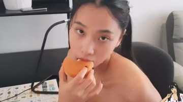 正在做作業的女學生突然吃起雞巴來