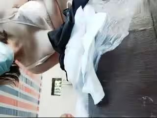 風騷女主播勾引孤寡老人操逼，老頭操完口渴接尿喝!