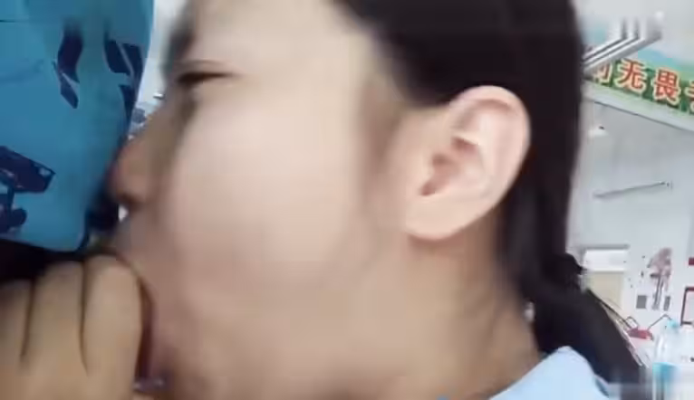 趁同學們還沒來教室男友解開拉鏈喂女友吃棒棒