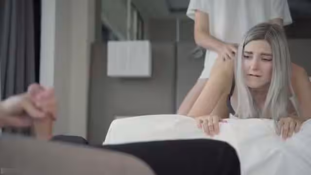 綠帽愛好的男友看著他的極品性感牛仔褲翹臀女友被被人狂干內射後 自己沾著精液在猛操女友粉逼