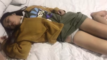 夏天推薦-年輕大胸小妹網聊約會男網友被套路扒光變成死豬玩無套內射中出