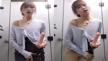 公廁浪叫！苗條貧乳痴女高跟肉絲露出狂撩，假屌爆菊淫語自慰噴水盛宴