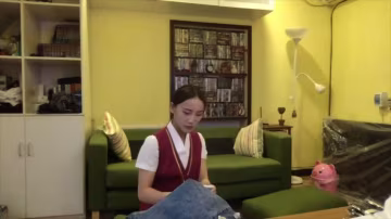 下海大二學妹的黑絲學生制服誘惑