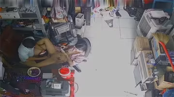 【監控偷拍流出】電器維修店夫妻看店忘情野戰！肉體撞擊聲浪四溢激情實錄