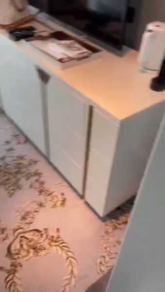 【遛狗電梯露出視頻，絕對精彩！！！】你們猜這條小狗在電梯門口蹲了多久？轉發過百發滴臘視頻！