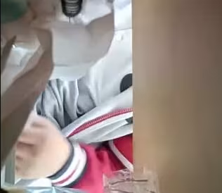 蘇州校園實拍激情：小圓圓數學課乳夾裸露誘惑，下課廁所自慰偷拍同學未遂，刺激遺憾！