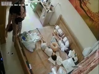 【年終猛料】男子睡夢中被老婆強上被榨乾起不來了孩子丈母娘都旁邊睡覺_