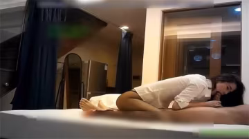 黑絲OL開檔大長腿，性感美女慾火焚身擋不住！