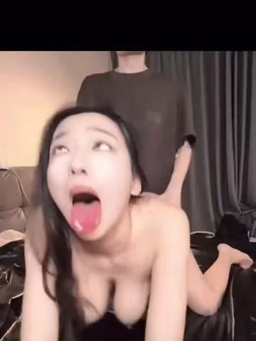 某抖音網紅被富二代金主調教內射口爆。表情極其淫蕩，看得出來是真的爽到了。??