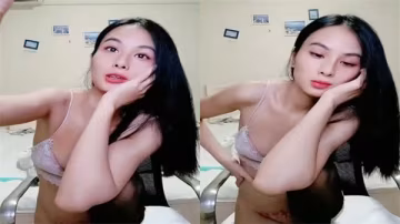 黑絲貧乳騷貨左右開弓玩雙飛 淫蕩騎乘榨乾你