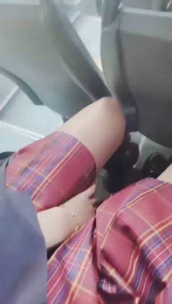 [直播] 推薦 玩得就是心跳 【了了】 美女戴著跳蛋 坐公交車 戶外露出 大黑牛噴水 真實刺激緊張不已  5