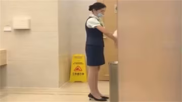 空姐機場廁所偷拍極品制服高跟騷貨被扒光狂插