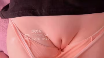 娜美的小粉穴被壞哥哥當成玩具了，好癢好想要大肉棒??
