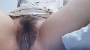 拔出肛塞手指就插進屁眼了。淫水都把小穴糊住了。