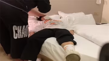 03年美女同事被下藥迷翻 肥豬哥趁其昏睡猛干嫩穴 瘋狂內射灌滿騷貨