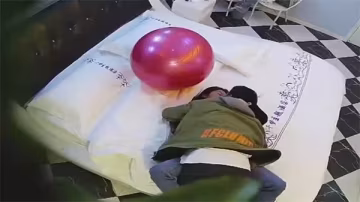 酒店偷拍！清純校花女友私密淪陷，瑜伽球上被男友狂操內射，浪叫不止！
