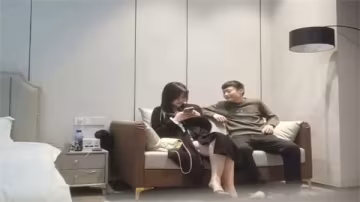 利哥探花：嫩白巨乳被肉棒瘋狂抽插，極品尤物全程淫蕩高潮！