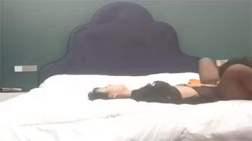 利哥探花：絕色熟婦開襠黑絲誘惑，被猛男抱起狂干，騷穴狂舔內射！