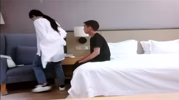 利哥探花酒店狂操極品外圍嫩模 內射騷穴淫水狂噴
