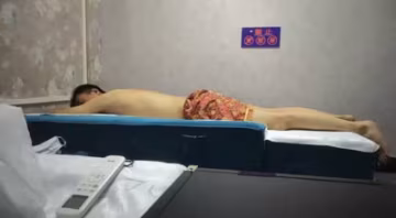 眼鏡小哥還沒開始按摩老二就翹得老高-燕姐