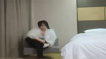 探花大哥狂操嫩妹套子操破內射 淫叫連連