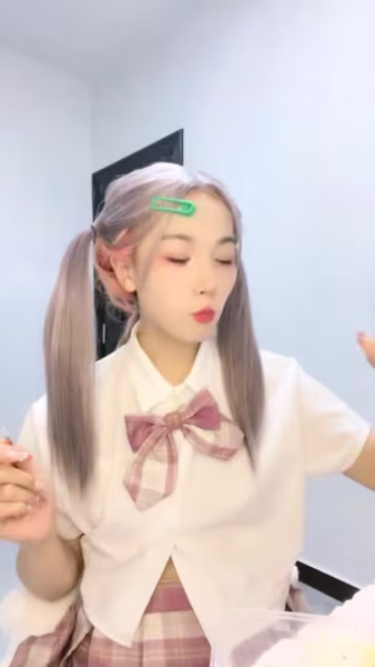 粉色頭髮美女喬寶！紮起雙馬尾一臉呆萌！扒開內褲無毛肥穴，炮擊抽插騷穴，快速檔位被插得好爽