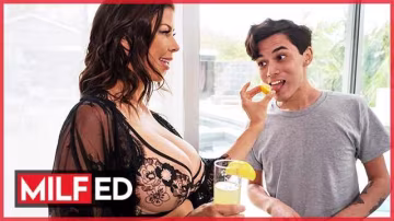 Milfed-頑皮的重磅炸彈亞歷克西斯福克斯（AlexisFawx）在她丈夫不在時取笑泳池男操她【MILFED】