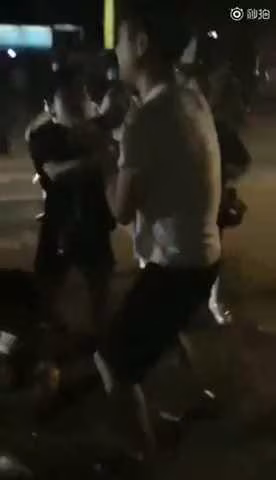 ①街頭校園暴力，女孩衣服都被扯爛了，真變態！