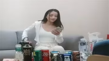 嫖娼新高度 操完立刻讓騷貨擦乾淨滾蛋