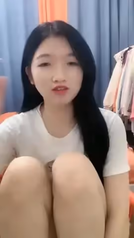 甜甜文靜妹妹！難得小秀一波！貧乳緊緻肥穴，撩起裙子翹起圓潤美臀，小穴近距離特寫，極度誘惑