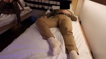 爆操豐乳肥臀辣妹寂寞騷貨爬到床上翹起美臀掏JB吸吮扶牆後入暴插掏出大奶揉捏罩杯巨乳